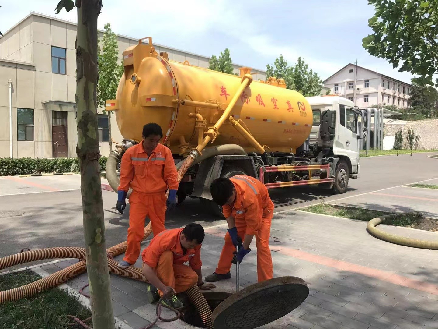 工业园区化粪池清理与5-8吨吸粪车施工效率分析